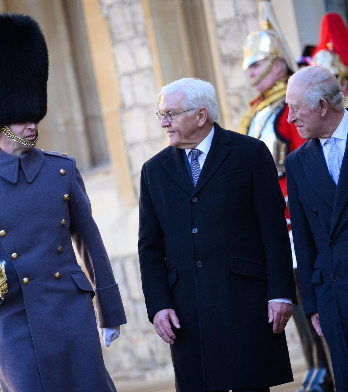 Großbritannien, Windsor: Bundespräsident Frank-Walter Steinmeier wird von König Charles III. am Schloss Windsor mit militärischen Ehren begrüßt.