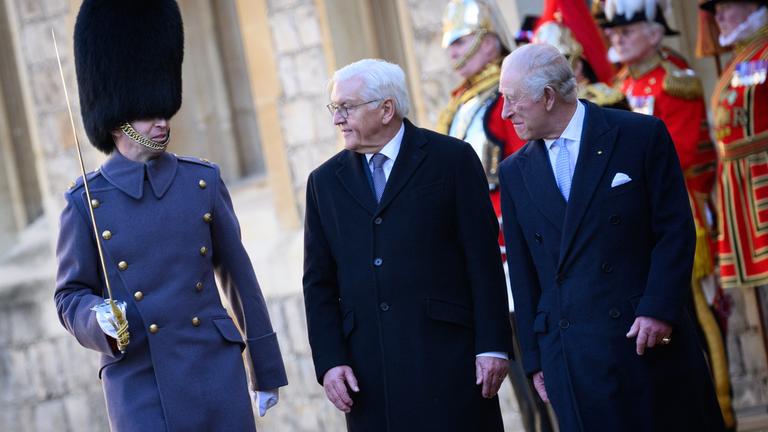 Großbritannien, Windsor: Bundespräsident Frank-Walter Steinmeier wird von König Charles III. am Schloss Windsor mit militärischen Ehren begrüßt.