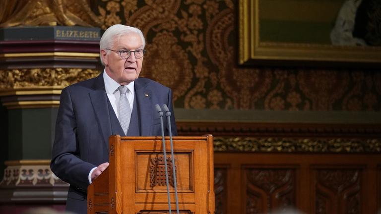 Bundespräsident Frank-Walter Steinmeier spricht vor einer gemeinsamen Sitzung der Abgeordneten in der Royal Gallery des Palace of Westminster im Rahmen seines Staatsbesuchs im Vereinigten Königreich, London, Donnerstag, 4. Dezember 2025.