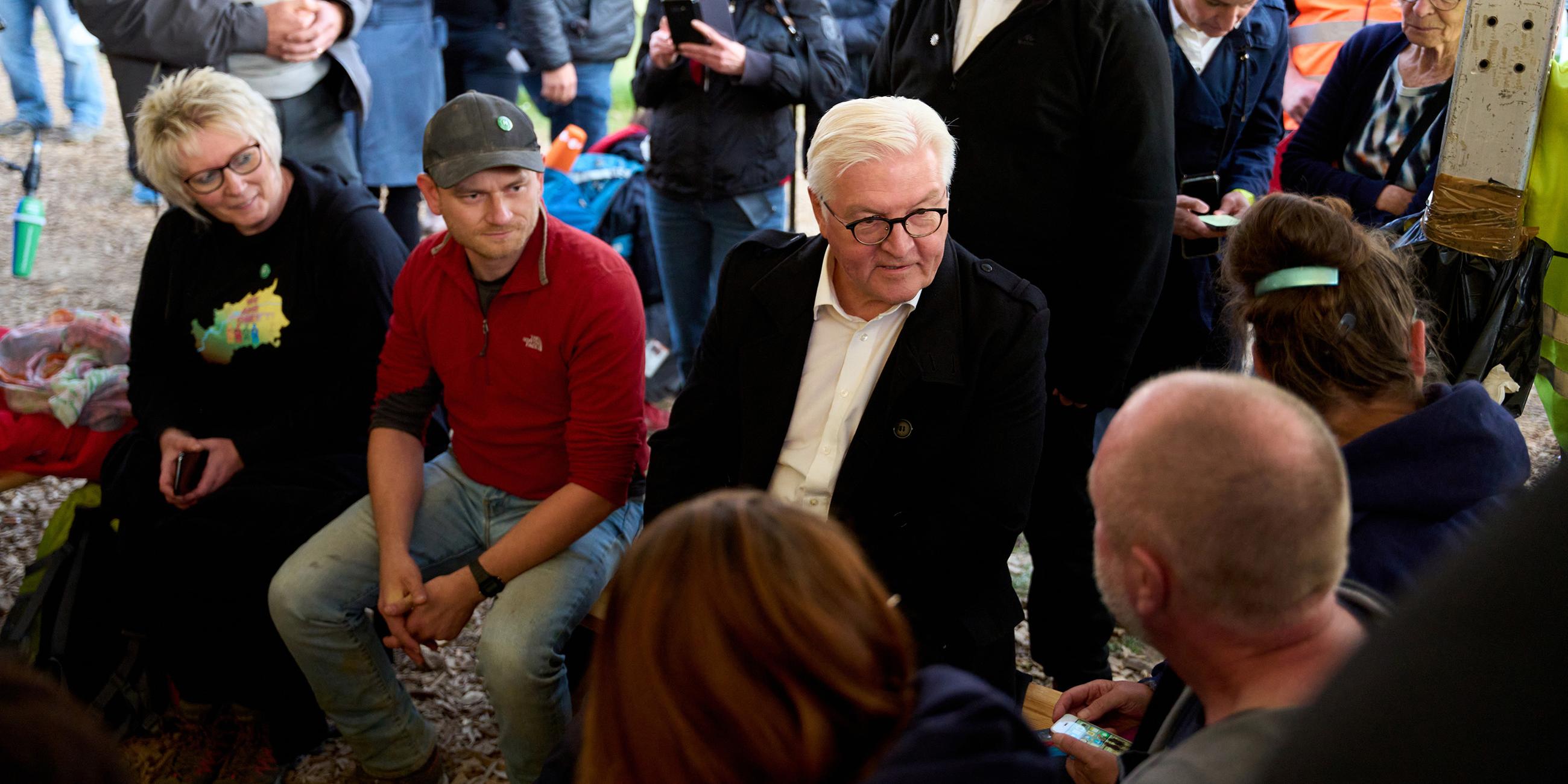 Frank-Walter Steinmeier im Ahrtal im Gespräch mit Bürgern