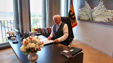 Berlin, Deutschland, 10.07.2026: Spreebogen: Bundespräsident Frank-Walter Steinmeier nimmt Amtsgeschaefte am Spreebogen auf: Erster Tag in seinem neuen Amtszimmer, Arbeit am Schreibtisch.