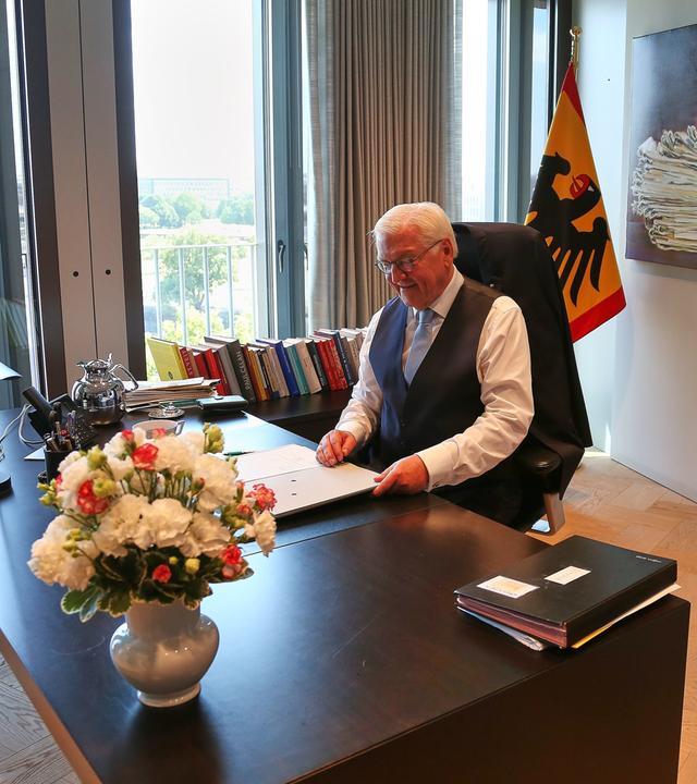 Berlin, Deutschland, 10.07.2026: Spreebogen: Bundespräsident Frank-Walter Steinmeier nimmt Amtsgeschaefte am Spreebogen auf: Erster Tag in seinem neuen Amtszimmer, Arbeit am Schreibtisch.