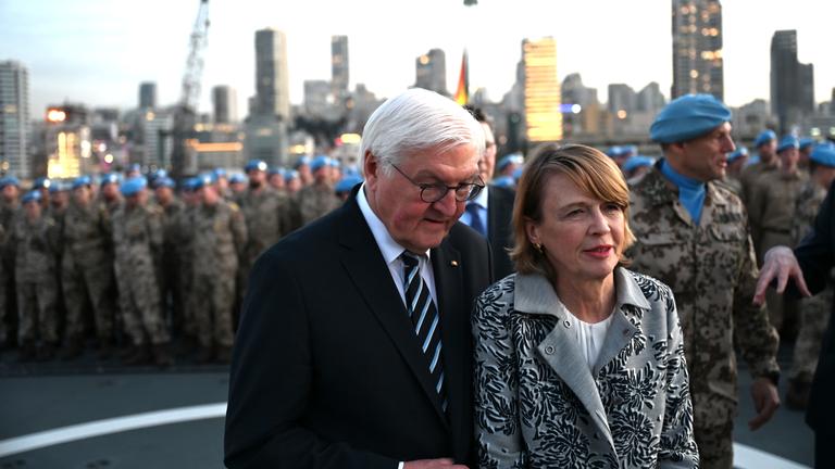  Bundespräsident Frank-Walter Steinmeier und seine Frau Elke Büdenbender an Bord der Fregatte «Sachen-Anhalt» im Hafen von Beirut.
