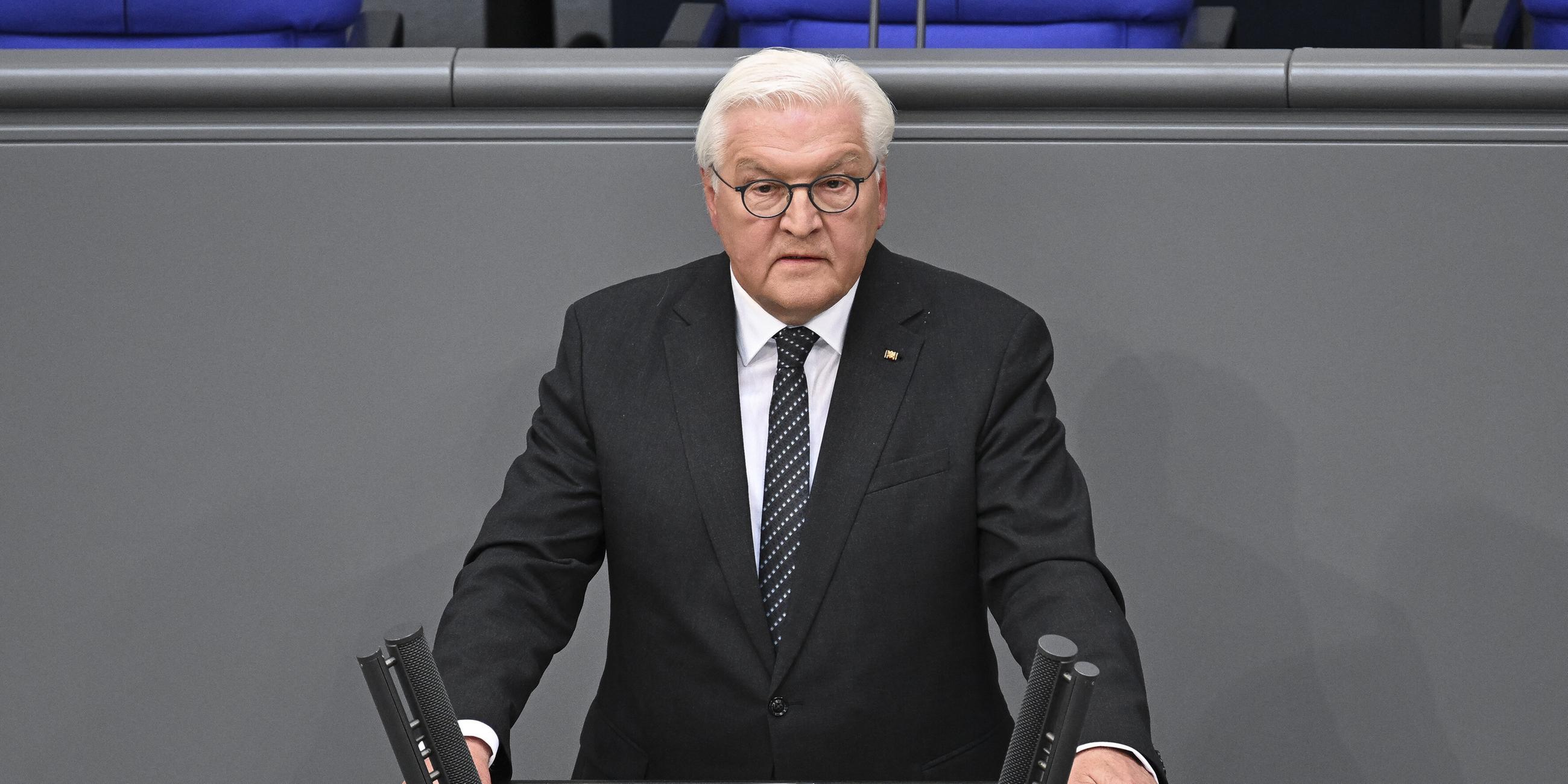 Bundespräsident Frank-Walter Steinmeier hält eine Rede während einer Sitzung zum 80. Jahrestag des Endes des Zweiten Weltkriegs im Deutschen Bundestag