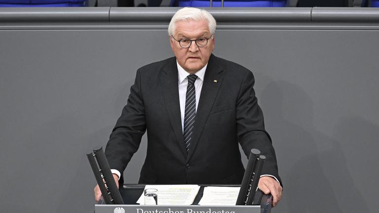 Bundespräsident Frank-Walter Steinmeier hält eine Rede während einer Sitzung zum 80. Jahrestag des Endes des Zweiten Weltkriegs im Deutschen Bundestag