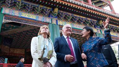 Bundespräsident Frank-Walter Steinmeier (M) besichtigt mit Elke Büdenbender, Ehefrau von Bundespräsident Steinmeier, den Neuen Sommerpalast in Peking und stehen vor dem Dehe-Theater.