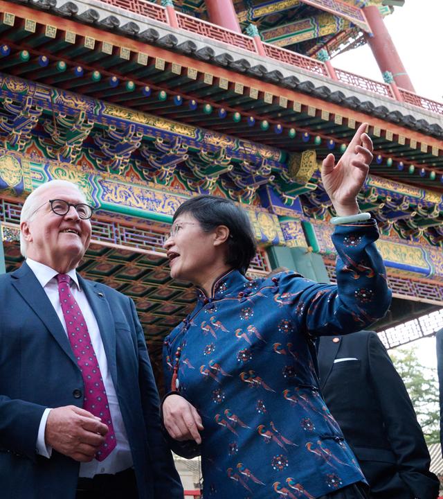 Bundespräsident Frank-Walter Steinmeier (M) besichtigt mit Elke Büdenbender, Ehefrau von Bundespräsident Steinmeier, den Neuen Sommerpalast in Peking und stehen vor dem Dehe-Theater.