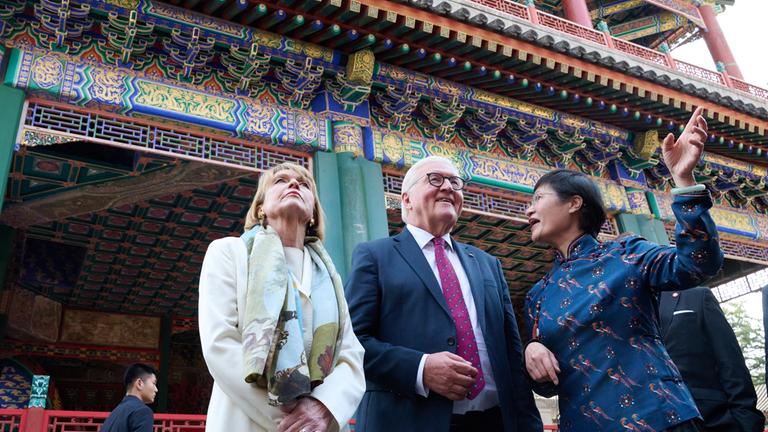 Bundespräsident Frank-Walter Steinmeier (M) besichtigt mit Elke Büdenbender, Ehefrau von Bundespräsident Steinmeier, den Neuen Sommerpalast in Peking und stehen vor dem Dehe-Theater.
