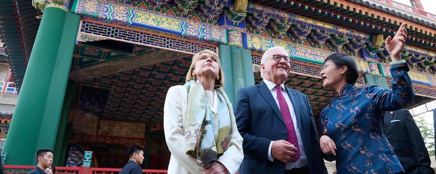 Bundespräsident Frank-Walter Steinmeier (M) besichtigt mit Elke Büdenbender, Ehefrau von Bundespräsident Steinmeier, den Neuen Sommerpalast in Peking und stehen vor dem Dehe-Theater.