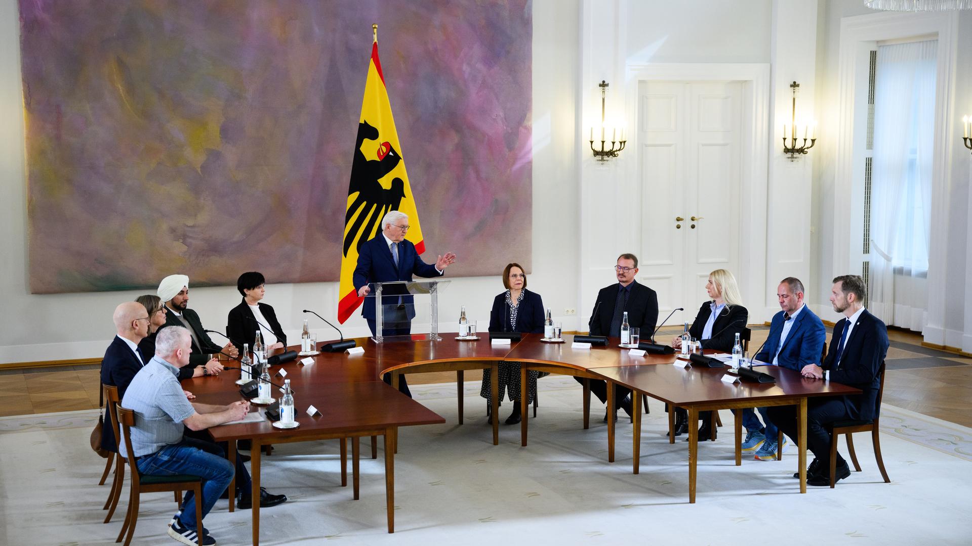 Bundespräsident Frank-Walter Steinmeier spricht bei einer Diskussionsveranstaltung über die gesellschaftlichen Nachwirkungen und Lehren aus der Corona-Zeit im Schloss Bellevue. 