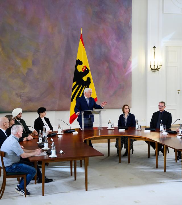 Bundespräsident Frank-Walter Steinmeier spricht bei einer Diskussionsveranstaltung über die gesellschaftlichen Nachwirkungen und Lehren aus der Corona-Zeit im Schloss Bellevue. 