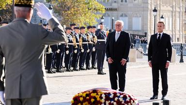 08.10.2026, Frankreich, Paris: Bundespräsident Frank-Walter Steinmeier wird von Emmanuel Macron, Präsident von Frankreich, am Triumphbogen mit militärischen Ehren begrüßt.