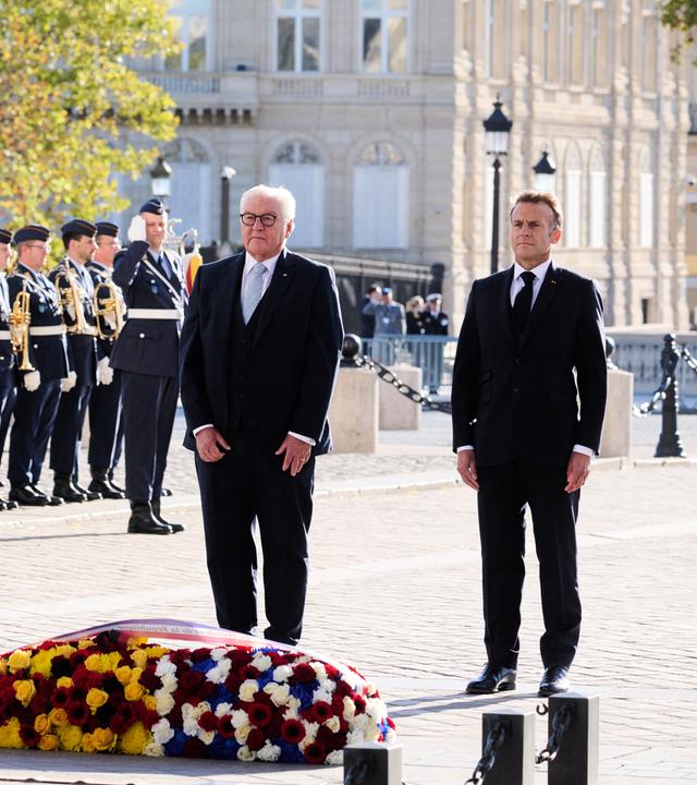 08.10.2026, Frankreich, Paris: Bundespräsident Frank-Walter Steinmeier wird von Emmanuel Macron, Präsident von Frankreich, am Triumphbogen mit militärischen Ehren begrüßt.
