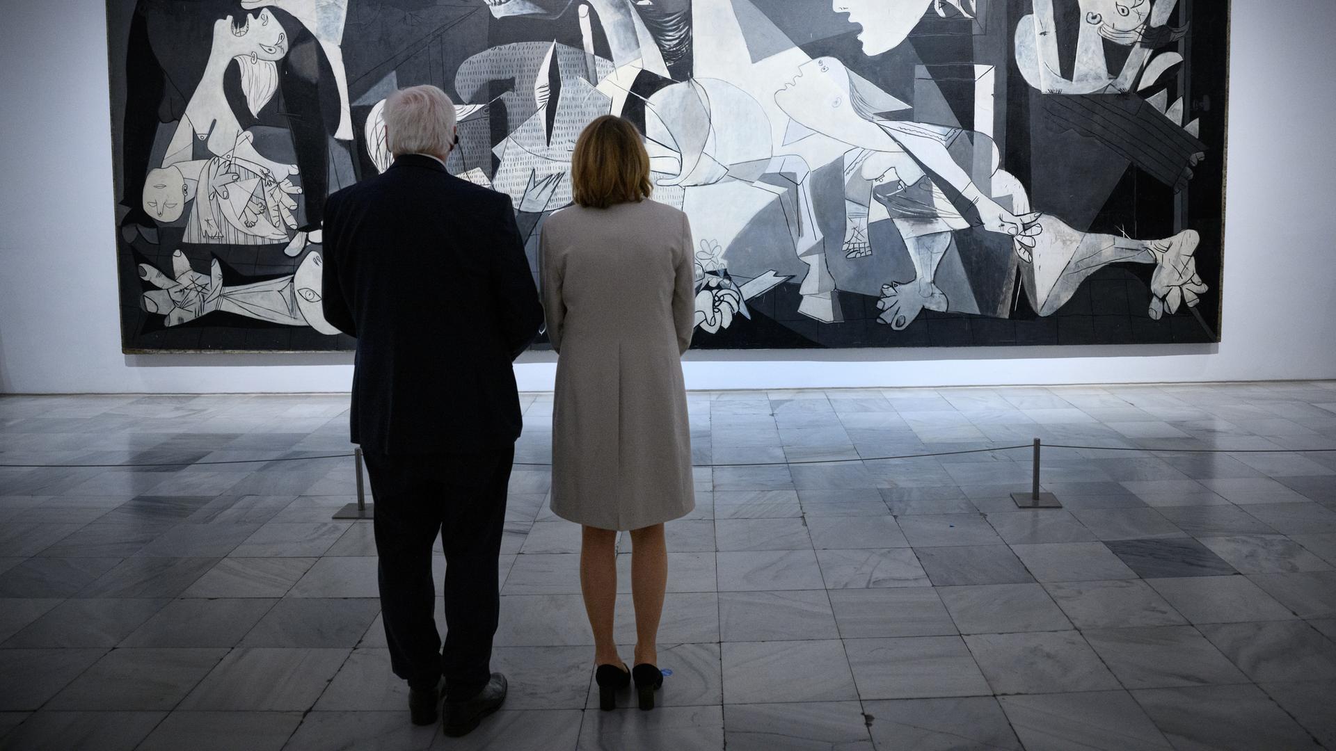  Bundespräsident Frank-Walter Steinmeier (l) und seine Frau Elke Büdenbender betrachten das Gemälde "Guernica" von Pablo Picasso im spanischen Nationalmuseum "Centro de Arte Reina Sofía".