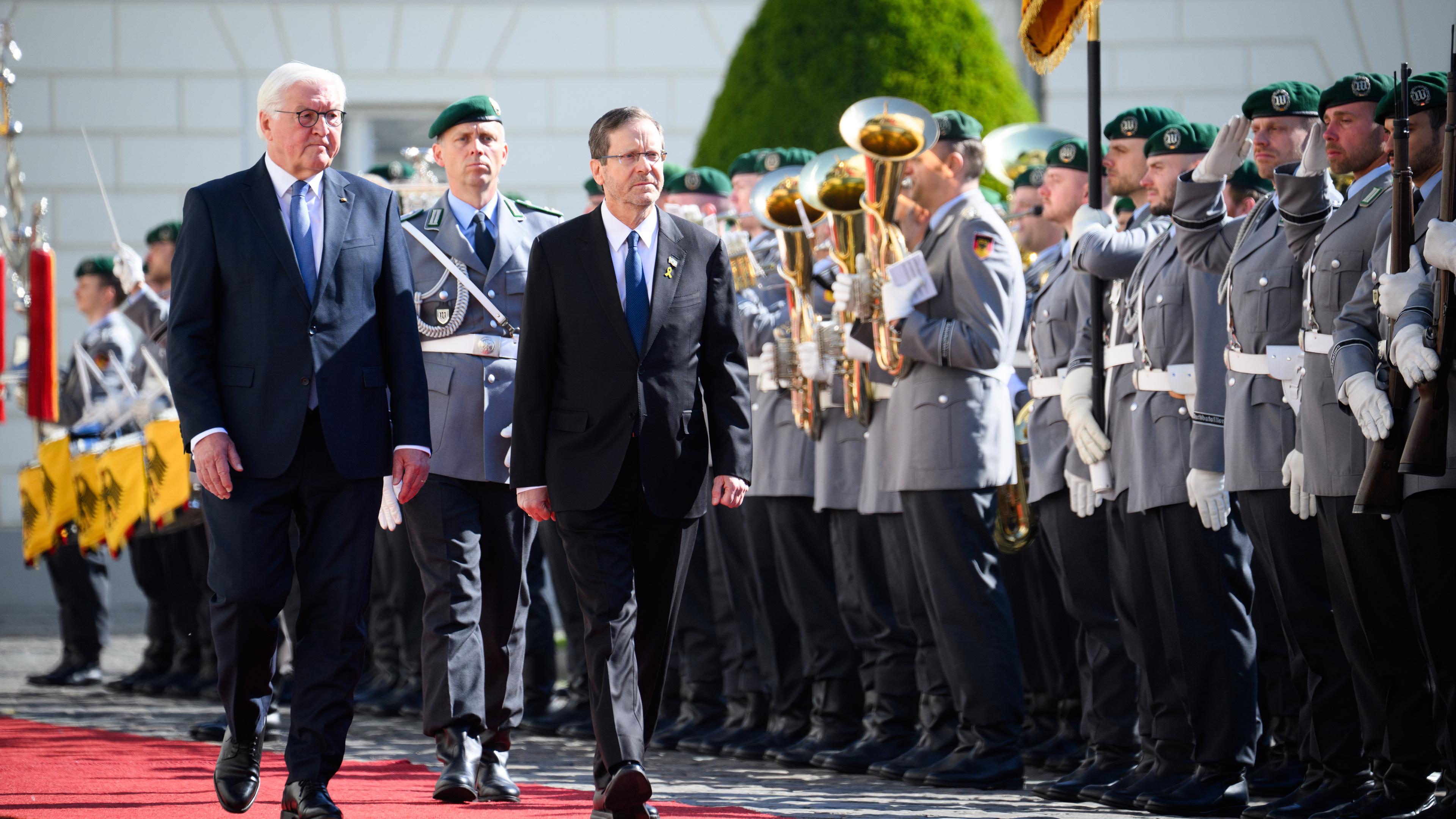 Bundespräsident Steinmeier läuft mit dem israelischen Präsidenten Izchak Herzog vor dem Schloss Bellevue am 12.05.2025