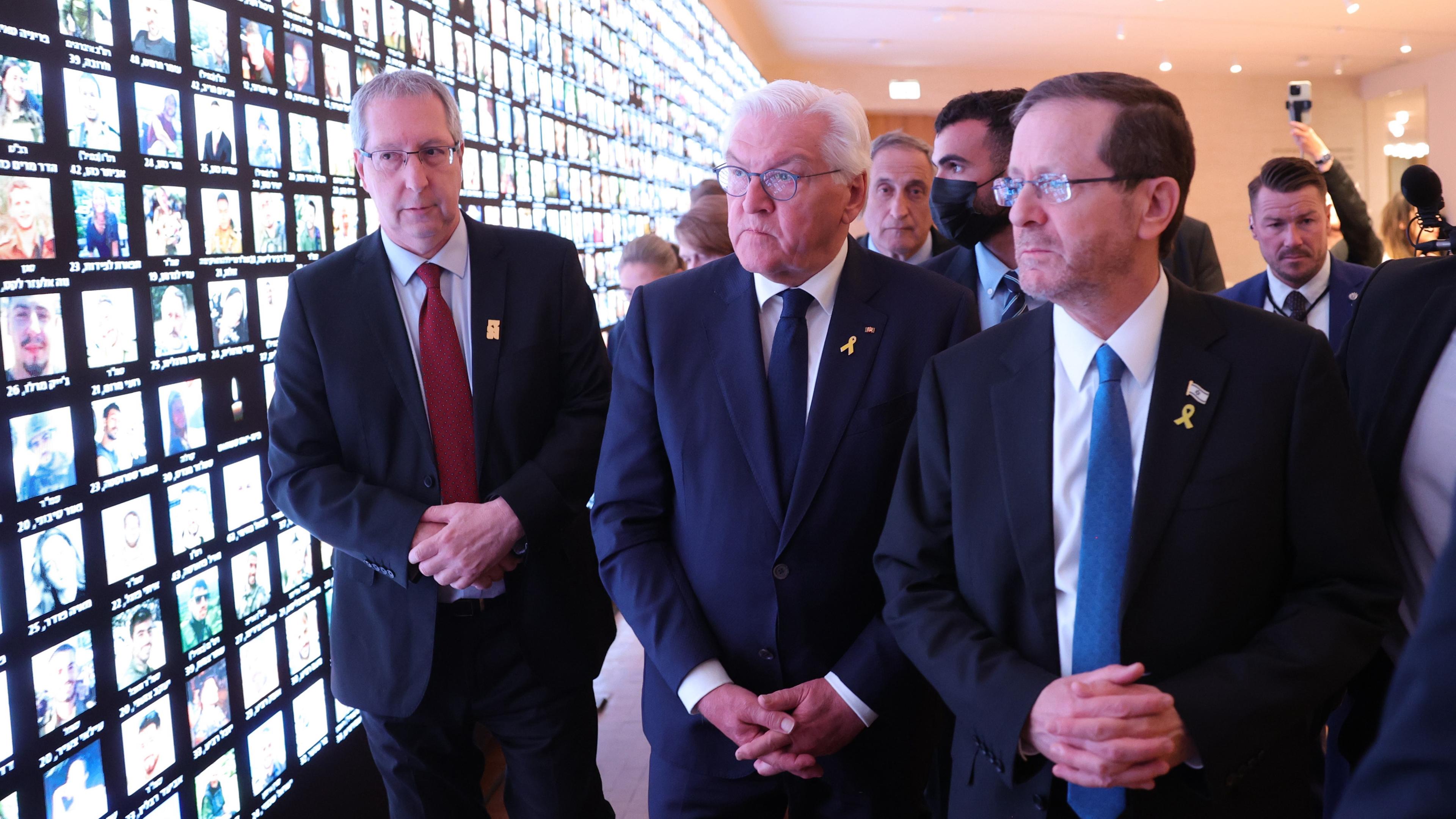 Der israelische Präsident Isaac Herzog und der deutsche Präsident Frank-Walter Steinmeier betrachten bei einem Besuch der Nationalbibliothek Israels in Jerusalem einen Bildschirm mit Bildern israelischer Opfer der Anschläge vom 7. Oktober.