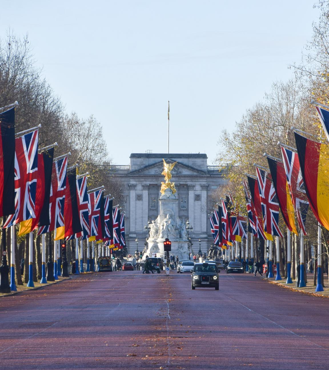Deutsche Flaggen und Union Jacks säumen die Mall des Buckingham Palace.