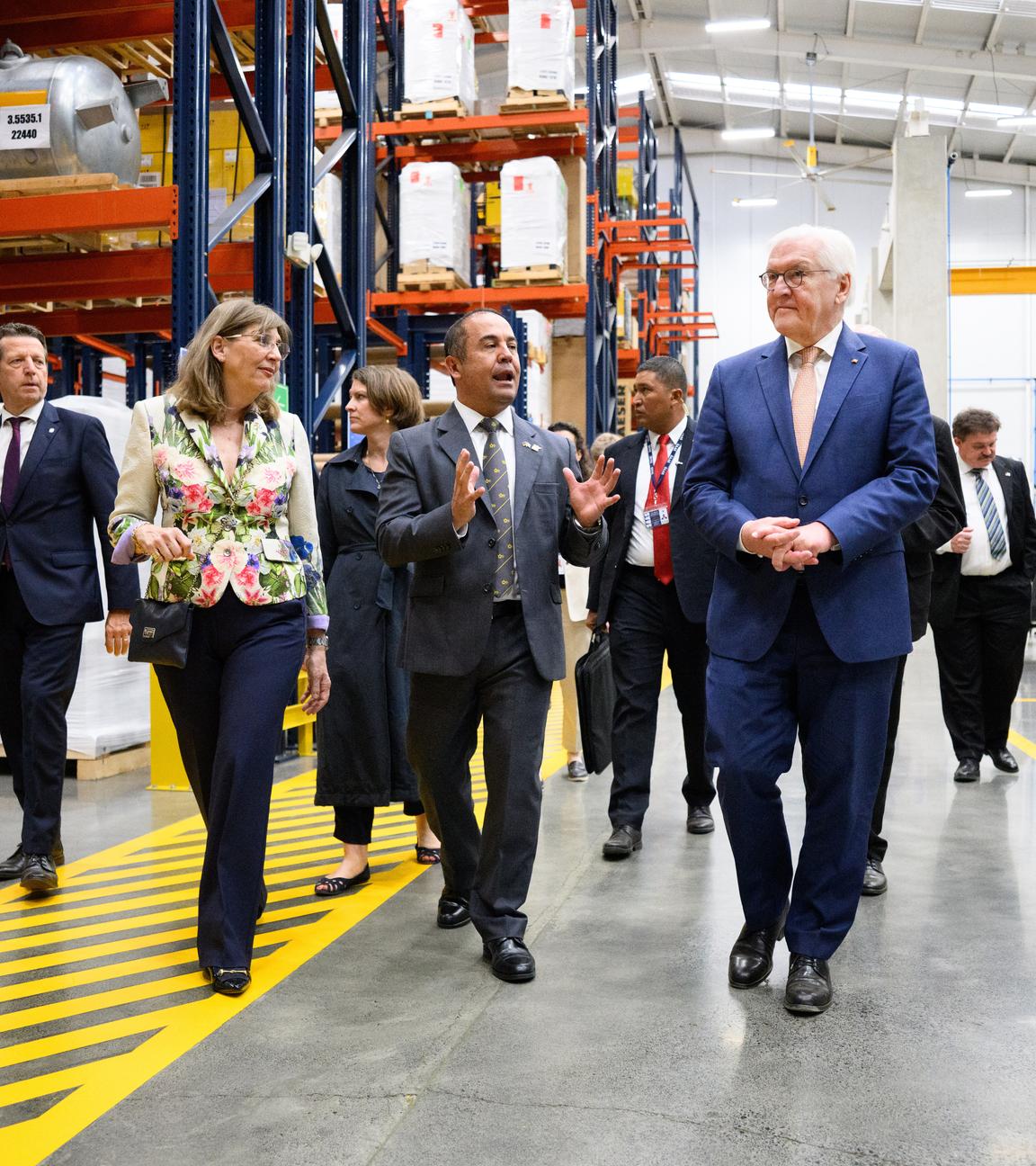 Bundespräsident Frank-Walter Steinmeier besucht das deutsche Unternehmen Kaeser Compresores und wird dort von Tina-Maria Vlantoussi-Kaeser, Mitglied des Vorstands der Kaeser Kompressoren SE, und Byron Lemus, Geschäftsführer Kaeser Guatemala, durch das Logistikzentrum geführt. 