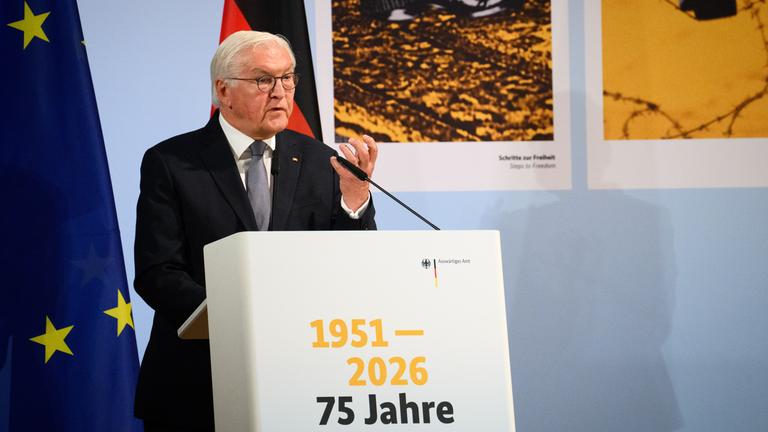 Bundespräsident Frank-Walter Steinmeier spricht bei der Jubiläumsveranstaltung "75 Jahre Wiedergründung des Auswärtigen Amtes" im Auswärtigen Amt.