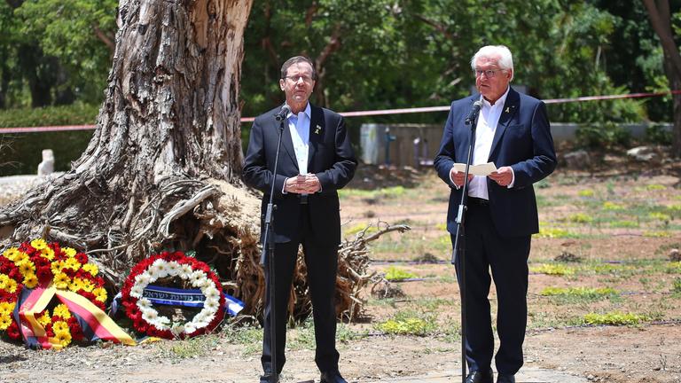 Isaak Herzog und Frank-Walter Steinmeier in dem Kibbuz Be`eri, wo es viele Opfer und Schaeden durch den Terroranschlag der Hamas vom 7. Oktober gab.