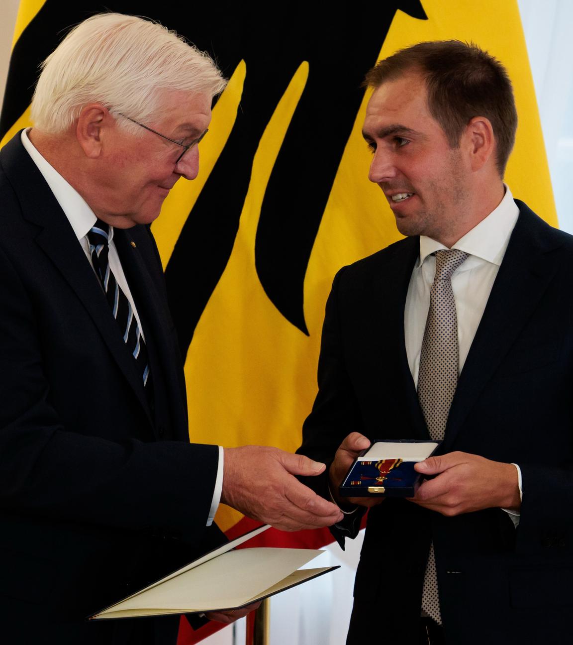 Bundespräsident Frank-Walter Steinmeier verleiht den Verdienstorden zum Tag der Deutschen Einheit an Philipp Lahm