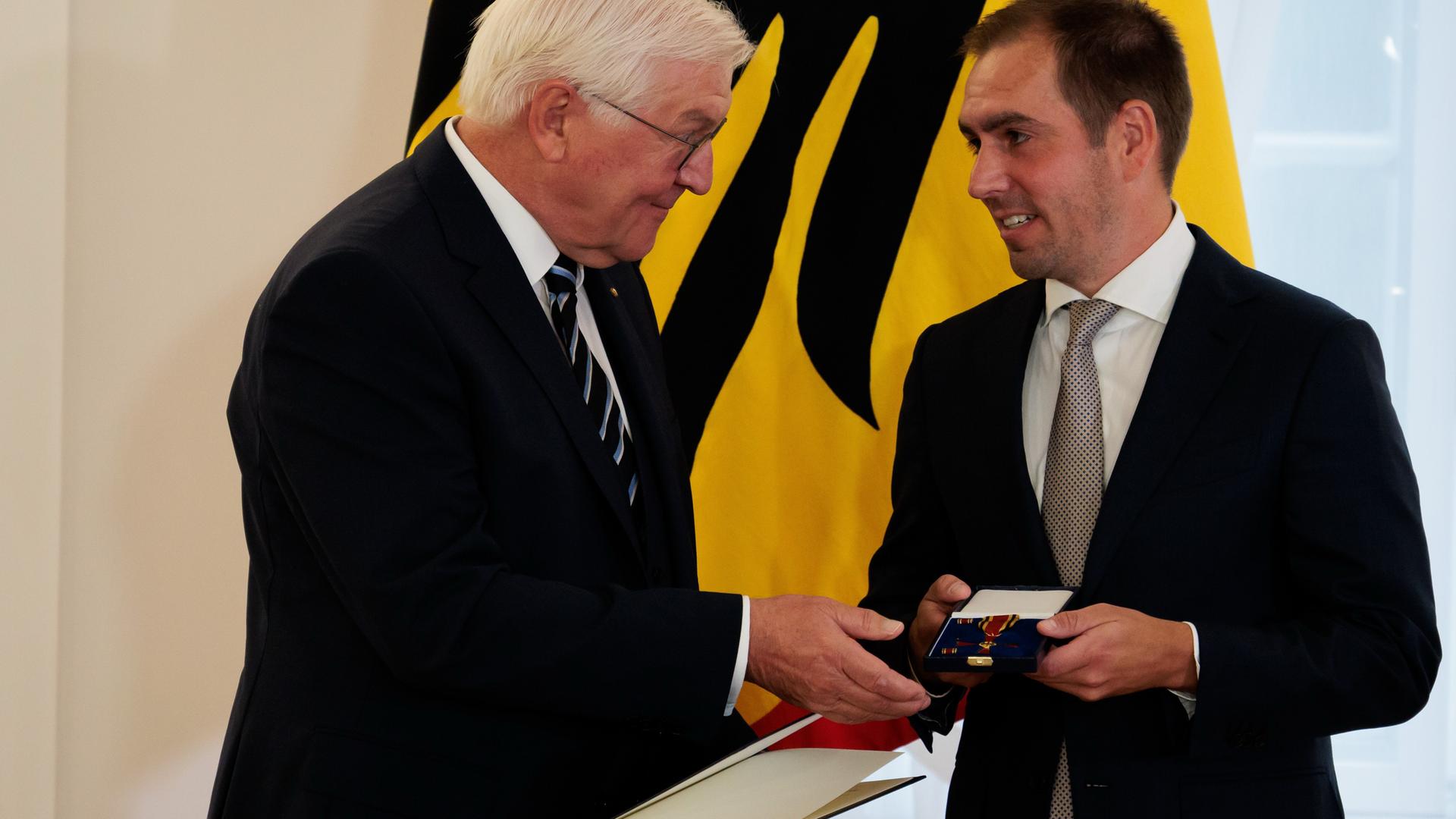 Bundespräsident Frank-Walter Steinmeier verleiht den Verdienstorden zum Tag der Deutschen Einheit an Philipp Lahm
