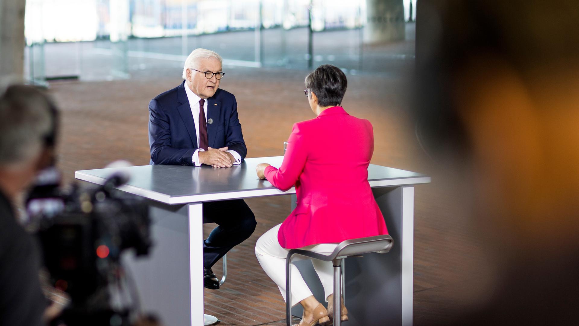 Bundespräsident Frank-Walter Steinmeier im Interview mit Shakuntala Banerjee