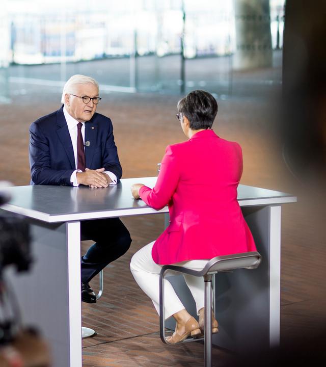 Bundespräsident Frank-Walter Steinmeier im Interview mit Shakuntala Banerjee
