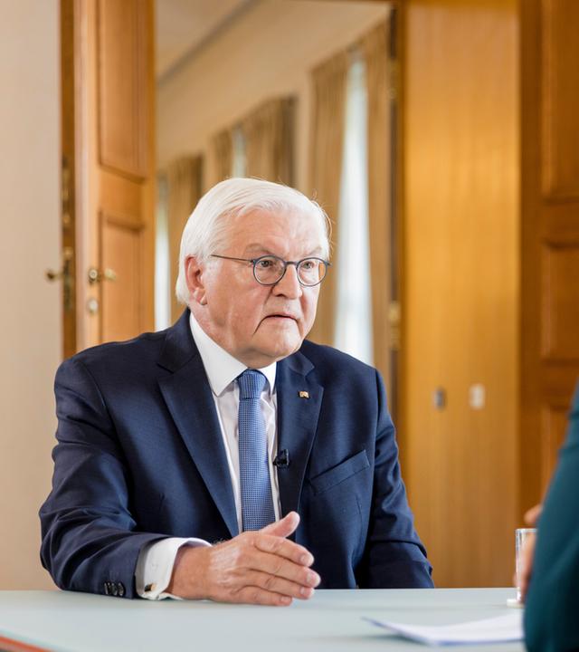 Bundespräsident Frank-Walter Steinmeier unterhält sich während des Sommerinterviews im Schloss Bellevue mit Diana Zimmermann.
