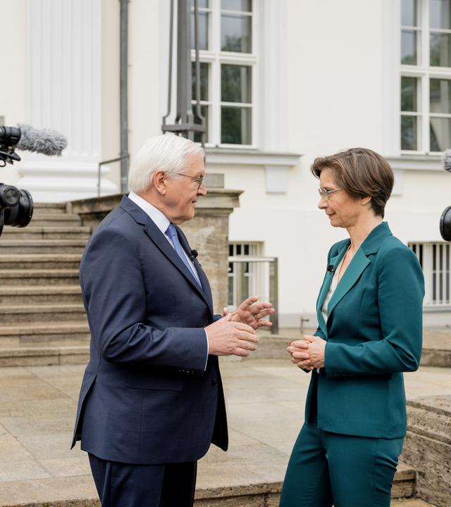 Bundespräsident Frank-Walter Steinmeier begrüßt Diana Zimmermannsich zum Sommerinterview vor dem Schloss Bellevue. 