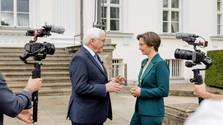 Bundespräsident Frank-Walter Steinmeier begrüßt Diana Zimmermannsich zum Sommerinterview vor dem Schloss Bellevue. 