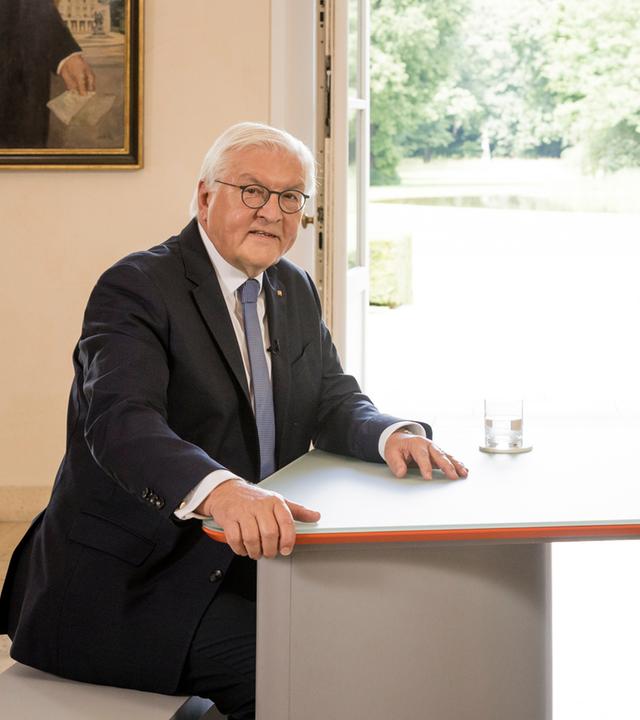 Bundespräsident Frank-Walter Steinmeier unterhält sich während des Sommerinterviews im Schloss Bellevue mit Diana Zimmermann. 