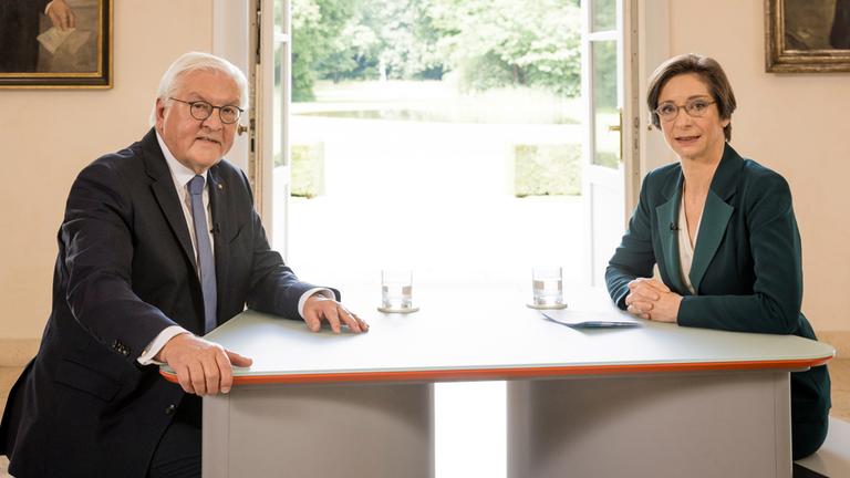 Bundespräsident Frank-Walter Steinmeier unterhält sich während des Sommerinterviews im Schloss Bellevue mit Diana Zimmermann. 
