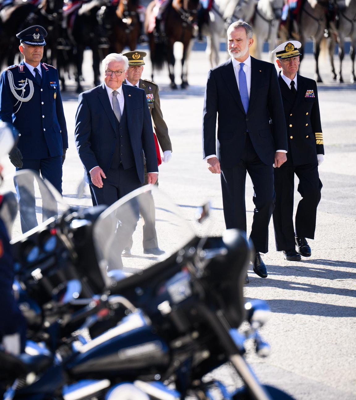 Bundespräsident Frank-Walter Steinmeier (M) wird von König Felipe VI. von Spanien mit militärischen Ehren am Königspalast (Palacio Real) begrüßt. 
