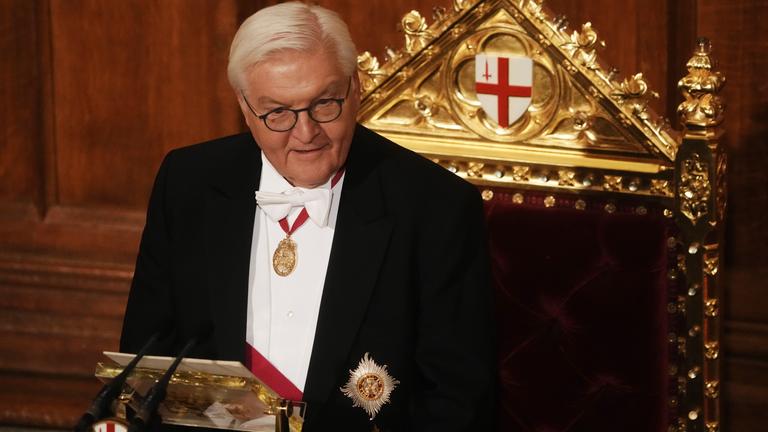 04.12.2025, Großbritannien, London: Bundespräsident Frank-Walter Steinmeier spricht während des Banketts in der Guildhall in der City of London am zweiten Tag des Staatsbesuchs des Bundespräsidenten im Vereinigten Königreich. 