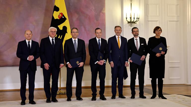 Von links nach rechts: Kanzler Olaf Scholz, Bundespräsident Steinmeier, der neue Finanzminister Jörg Kukies, neuer Verkehrs- und Justizminister Volker Wissing, der scheidende Finanzminister Christian Lindner, der scheidende Justizminister Marco Buschmann und die scheidende Bildungsministerin Bettina Stark-Watzinger.