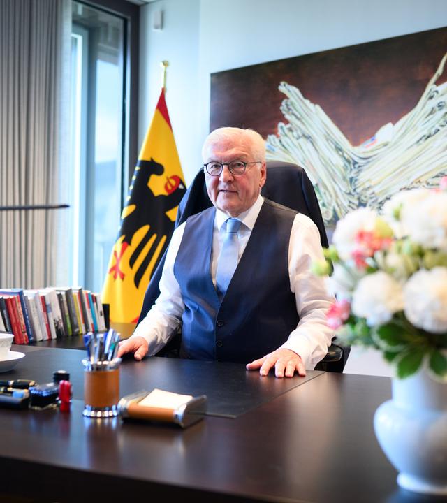 Bundespräsident Frank-Walter Steinmeier nimmt in seinem neuen Arbeitszimmer.