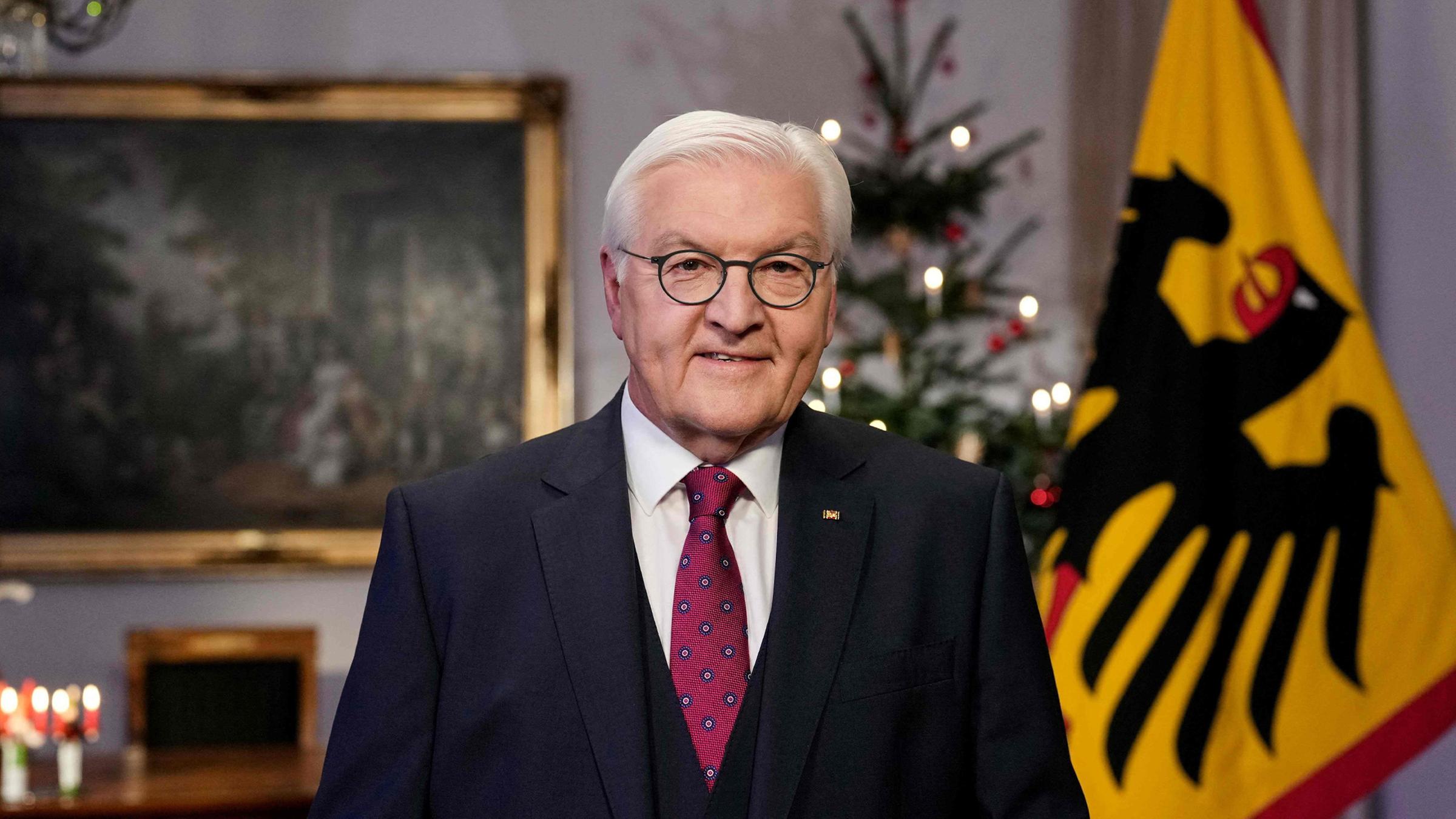 Der deutsche Bundespräsident Frank-Walter Steinmeier posiert nach der Aufnahme seiner traditionellen Weihnachtsansprache am 22. Dezember 2025 im Schloss Bellevue in Berlin.