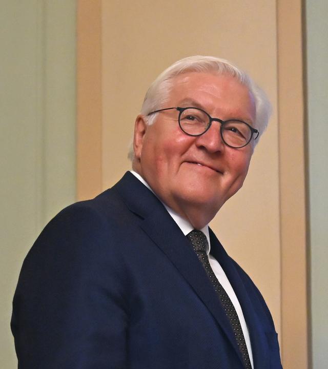 06.07.2026, Berlin: Bundespräsident Frank-Walter Steinmeier wartet auf die Ankunft von Prinz Rahim Aga Khan V. in der Villa Borsig.