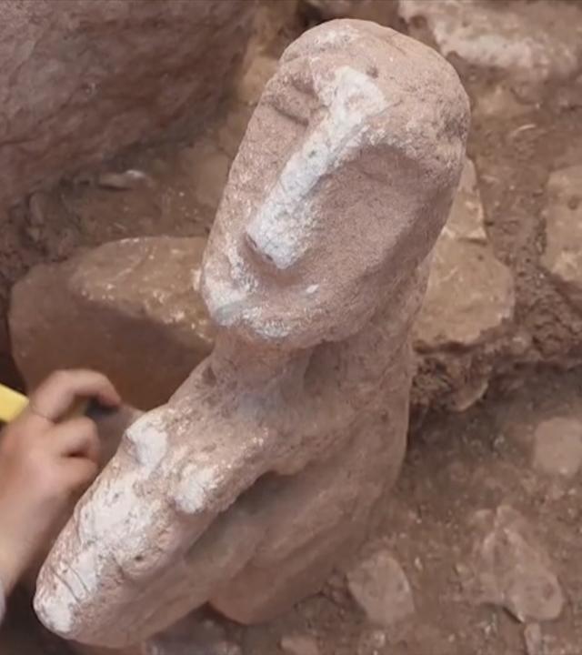 Menschliche Figur auf einem Leoparden. Steinzeitfund in der Türkei