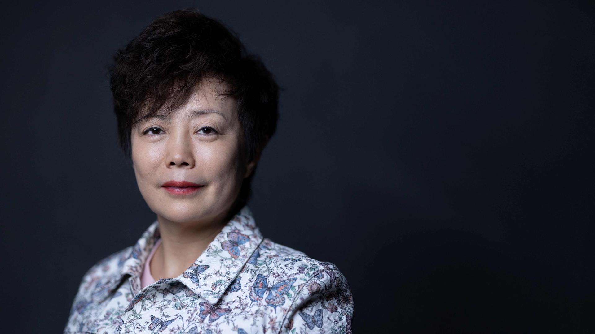 Stella Li, Vizepräsidentin des chinesischen Elektro- und Hybridautoherstellers BYD, posiert am 20. März 2025 in einem BYD-Händlerbetrieb in Paris.