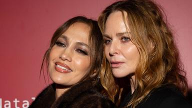 Das Bild zeigt Schauspielerin Jennifer Lopez und Designerin Stella McCartney