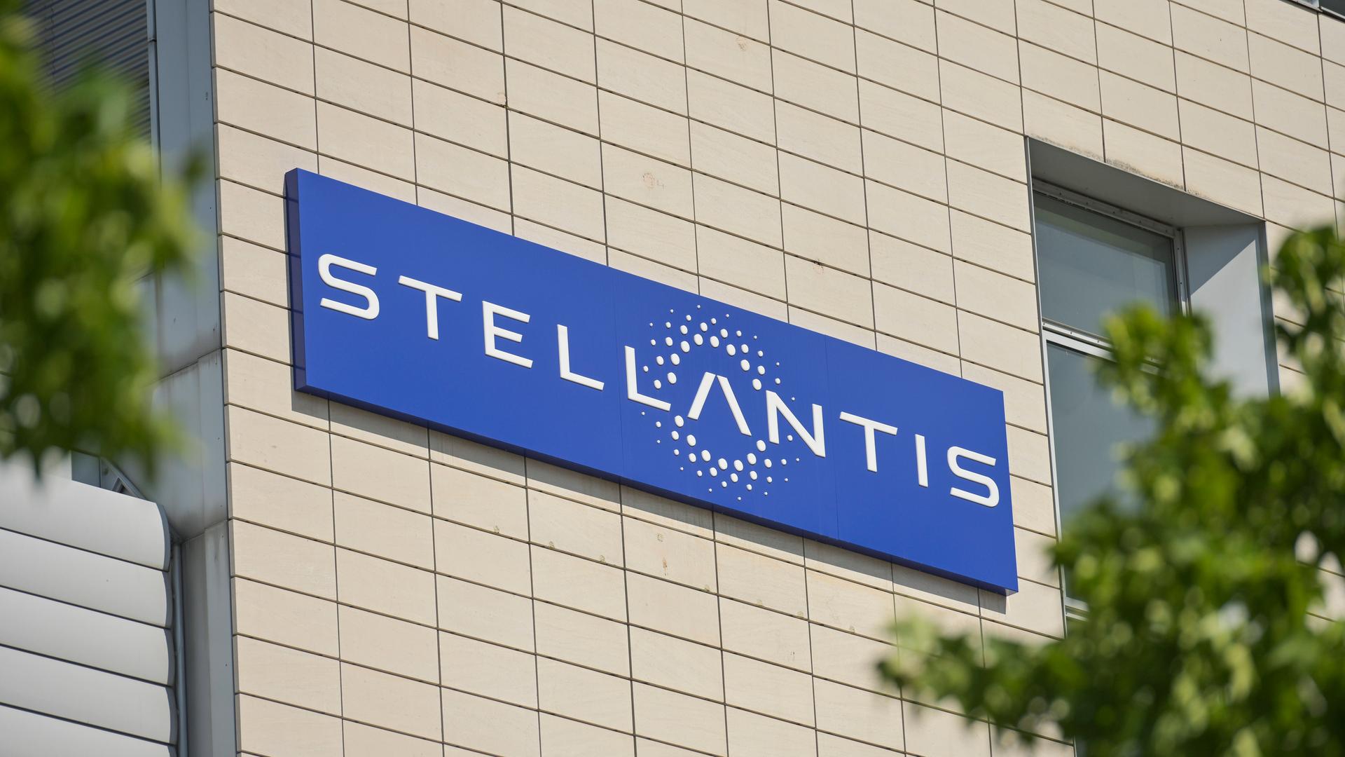 Das Stellantis-Logo am Gebäude des Opelwerkes in Rüsselsheim, Deutschland.