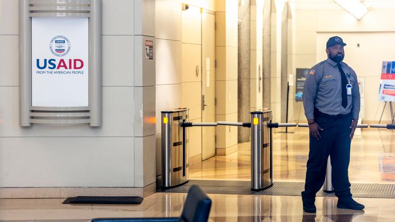 Ein Gebäudesicherheitsbeamter steht an einem Kontrollpunkt in der Lobby der US-Agentur für internationale Entwicklung (USAID) in Washington, DC, USA, 03. Februar 2025.