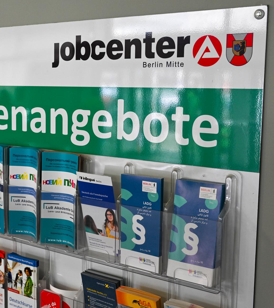 Flyer werden auf einer Tafel mit der Überschrift ·Aktuelle Stellenangebote· im Jobcenter Berlin Mitte am Tag der Möglichkeiten angeboten. 