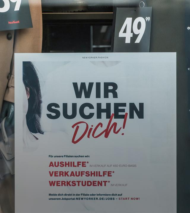 Stellenanzeigenschild im Schaufenster eines Modegeschäftes in Düsseldorf am 01.11.2022.