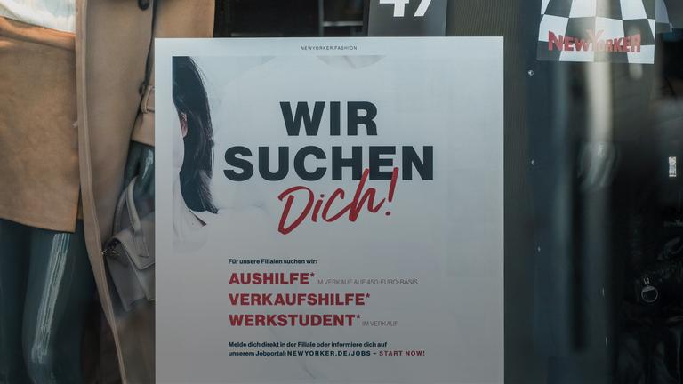 Stellenanzeigenschild im Schaufenster eines Modegeschäftes in Düsseldorf am 01.11.2022.
