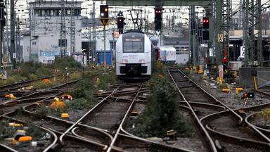 Züge und Bahnen auf den Gleisen am Kölner HBF