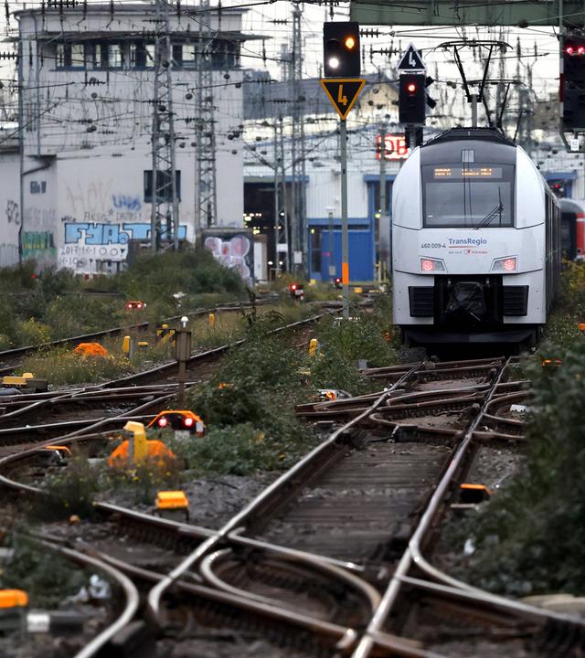 Züge und Bahnen auf den Gleisen am Kölner HBF