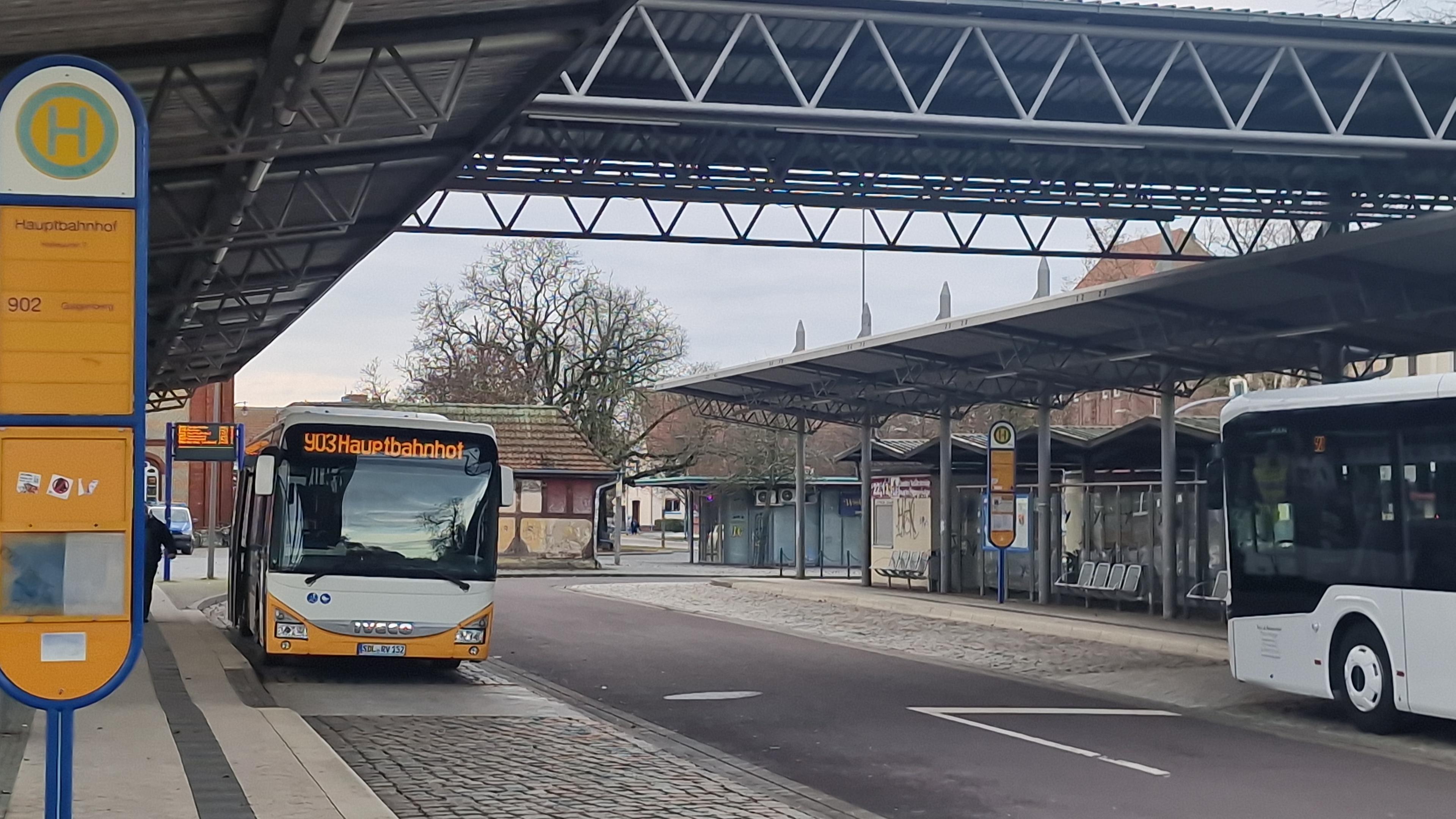 Ein Bus steht an der Haltestelle in Stendal
